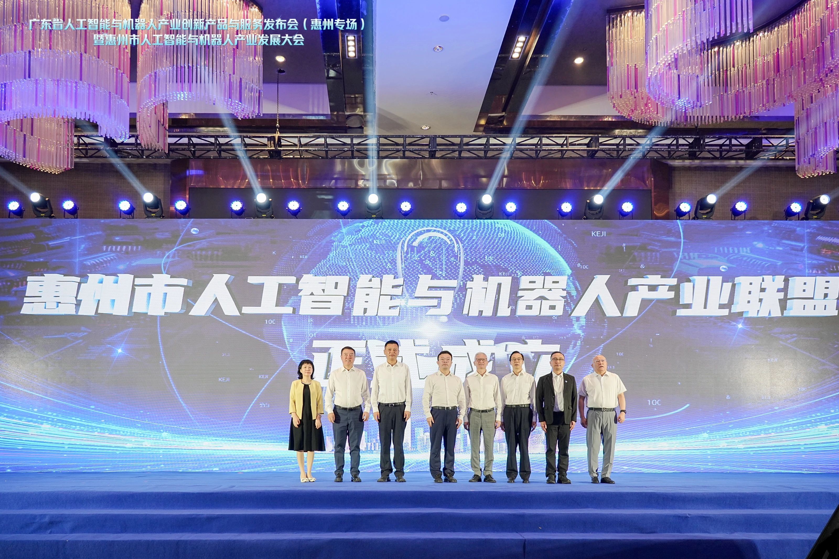 陈董受邀参与惠州市人为智能与机械人产业发展大会并作“拥抱 AI 奔向将来”主题分享